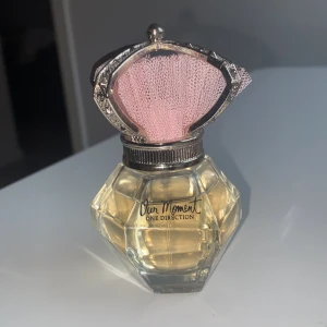 One Direction Our Moment  - One Direction Our Moment parfymen. Endast testad så det finns mycket kvar. 