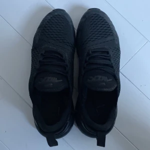 Nike air Max 270 - Säljer dessa då dem blivit för små för mig!  Skorna är i bra skick och inte så använda!