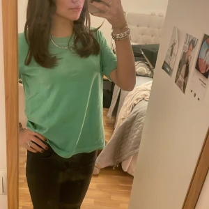 T-shirt  - jag säljer denna gräns T-shirt då grön inte roligt var min färg 💕 jag är osäker på storleken men jag skulle säga att den passar alltifrån xs-m
