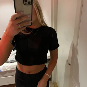 Topp - Sjukt snygg topp perfekt till fest. Cropped med mesh detaljer