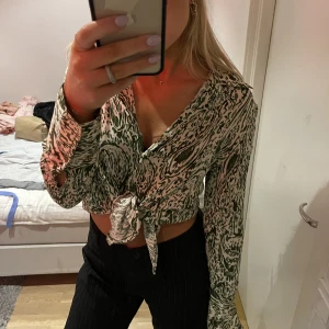 Skjorta - Så snygg blus/skjorta med knappar från zara. Kan ha på flera sätt men jag tycker det är väldigt snyggt att knyta den.  Har snygga gulddetaljer också 🤌🏼 