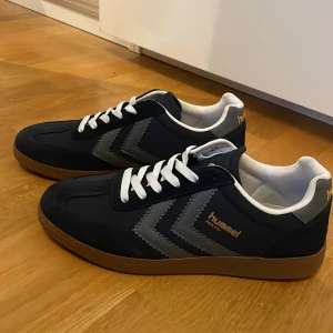 Fina Hummel skor  - Använda 1 gång när jag skulle testa dem. Bra skick och sköna. Priset kan diskuteras 
