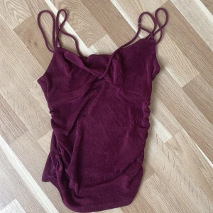 helt oanvänd festtopp - tappade bort kvitto så kunde inte lämna tillbaka! nypris 149kr