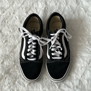 Vans skor  - Säljer mina vans skor som inte har använts på jätte länge, fint skick endast lite slitningar på hälarna men inget man tänker på. Orginalförpackning ingår inte.