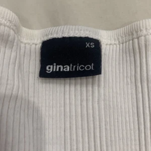 Vit tajt tröja  - En jätte fin tajt tröja, som jag verkligen gillar men har ej använt den p flertal månader, då ja tänker sälja den istället. För ett märkvärdigt pris då den är slutsåld och har en bra passform❤️passar super til xxs!!