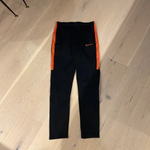 Nike Byxor (Joggers) - Dessa byxorna är precis som matchande tröja (jag även har lagt som annons) i bra skick då de inte är särskilt använda. Passar bra för träning /sport ,fast funkar även hur bra som helst till vardaglig användning. 