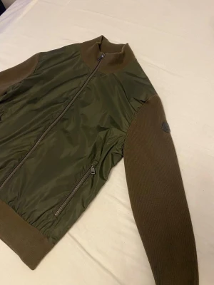 Moncler Cardigan Grön - Moncler Cardigan Grön Storlek: Medium Skick: 9/10 (inklusive kvitto) Retail: 7000kr Mitt pris: 3989kr Skriv vid fler frågor!