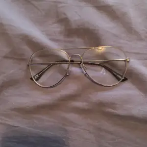 Ett par jättefina glasögon från h&m. Dom är använda men är i väldigt fint skick. Det är inte någon styrka, så det är ”fake”. 