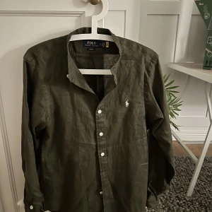 Ralph lauren linneskjorta - Säljer denna sköna linneskjorta dp den e förstor o inte kommer t andvändning, skulle säga att den passar som bäst runt 170,172, skriv flr mer info! 