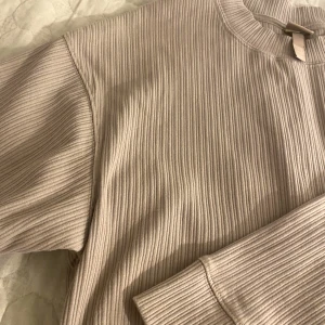 Tröja  - Super fin och mysig tröja :) Har kanske haft på mig den 3 gånger😊🤍storleken är xs, men jag skulle påstå att den också passar för dem med storlek S. Den är lite oversized :)   Ny pris 199 från h&m. 