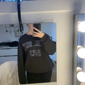 Sweatshirt  - En mörkblå sweatshirt med tryck i storlek L men jag har storlek S i vanliga fall och den sitter lite oversized på mig. Så passar S-L, kommer inte till användning , fint skick