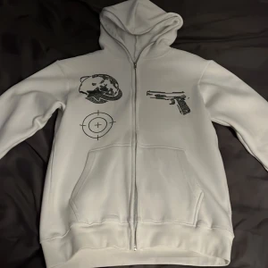 Aim for the moon rhinestone hoodie - Säljer min aim for the moon hoodie då den var lite för liten redan då jag köpte den. Därför är den använd väldigt fåtal gånger.