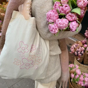 RAMÉ - Söta handbroderade tygväskor 🌸 in och följ @handmade.by.rame