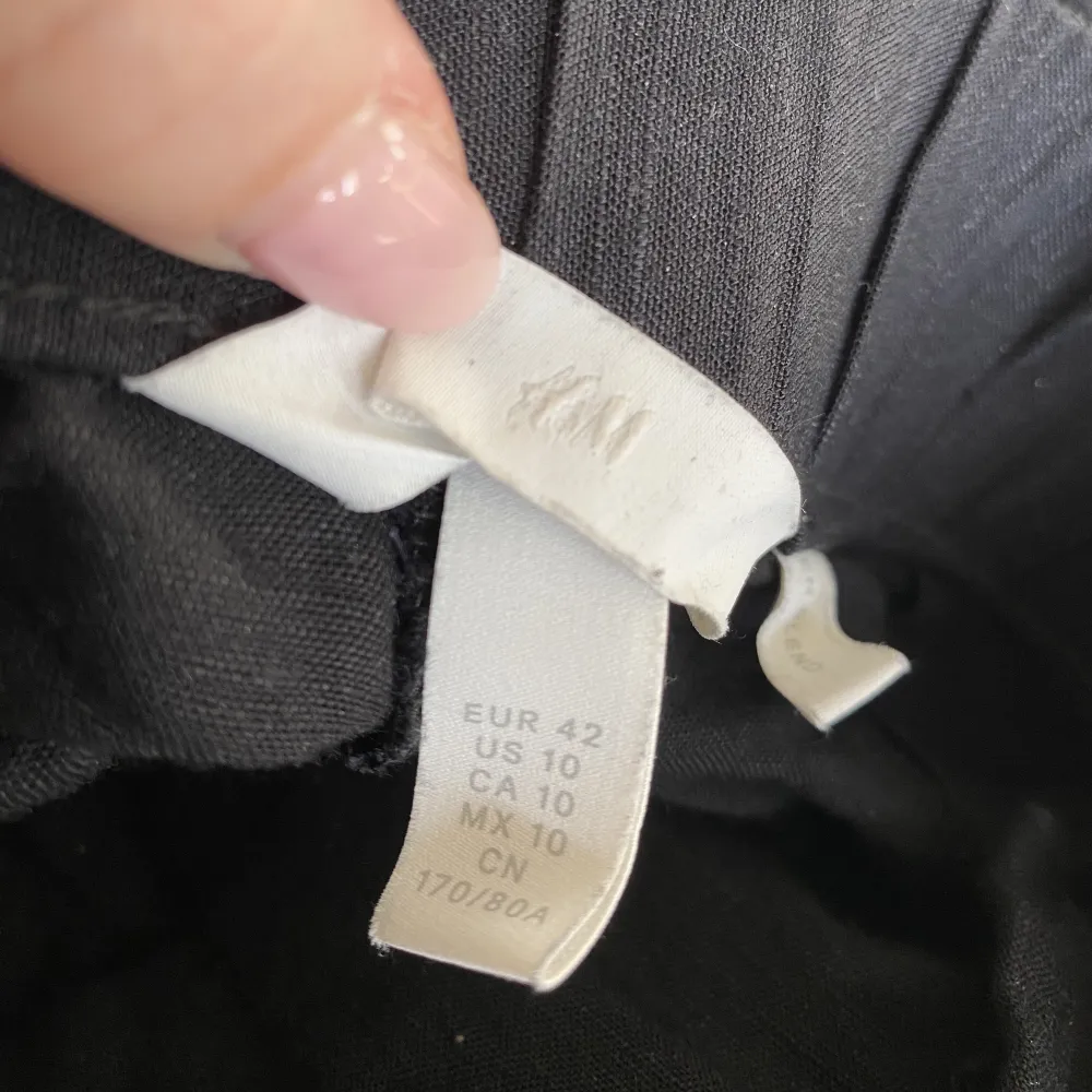 Svarta linnebyxor från H&M. Aldrig använda. Storlek 42, men passar mer 38/40.. Jeans & Byxor.