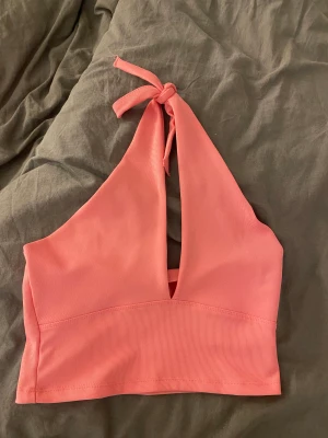 Fest topp - Säljer denna fina fest topp som var för liten när jag köpte! Helt ny så super bra skick! Nypris:129kr 