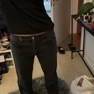 Lågmidjade straight jeans - Säljer mina lågmidjade straight jeans. 200kr eller prisförslag⭐️