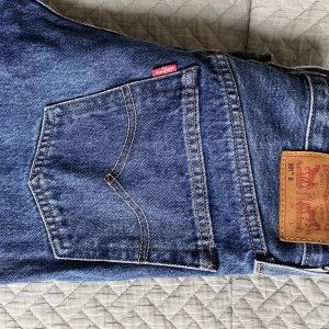 Levis 501  - Mörkblå tvättade Levis 501.  Storlek S, skulle säga typ 25/32. Jättesnygg blå tvätt och superfint skick! Tyvärr för små på mig. 