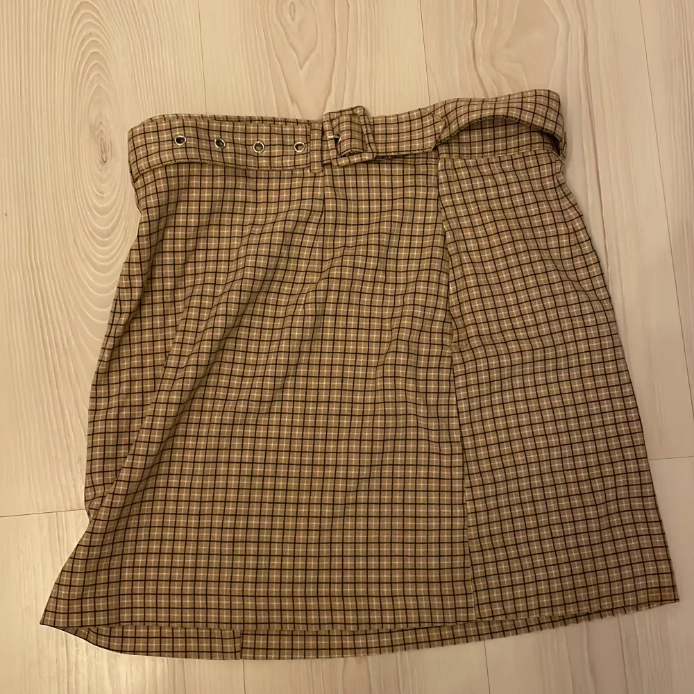 Rutig kjol med bälte, a linjeformad och ger clueless-vibes😎. Kjolar.