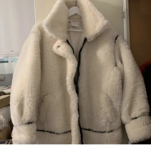 Vit oversized teddyjacka - Vit oversize Teddyjacka i storlek 34, passar även 36 & 38. Använd endast 3 gånger 