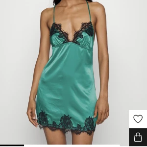 Nattlinne - Grönt nattlinne i satin. Oanvänt men tvättat en gång så lappen finns inte kvar!