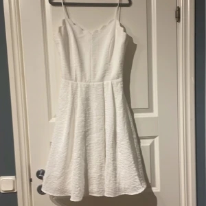 Vit klänning  - Andvänd en gång! Jätte fint skick från vila. Tror ej den säljs mer!! Köpt för 500kr. Figursydd vid bysten. Pris kan diskuteras. Skriv för fler bilder ❤️