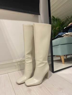 Vita boots - Säljer dessa super snygga skorna från Zara då jag inte får användning för dem.😊 De är i storlek 36 och är använda endast en gång!  Perfekta inför studenter eller fester🤍 Köpta för 699kr men säljer dem för endast 300kr💗💗 Skriv vid intresse!!!