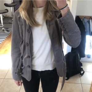 Jacka - Superfin vårjacka. Köpt på Plick men säljer för att det inte riktigt var min stil. Superbra skick! (Lånade bilder)