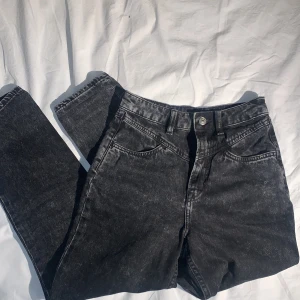 Jeans - Sköna jeans som är använd fåtal gånger. Bra skick.