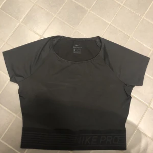 Träningstopp från Nike  - Superfin och helt oanvänd topp från Nike. Säljer den endast för att den är för liten för mig. 