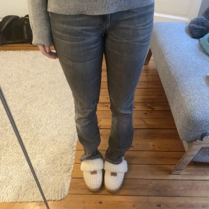 Levis jeans - Super snygga bootcut jeans från levis. Passar mig som brukar ha 36/38 i jeans