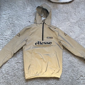 Ellesse jacka - Ellesse jacka gjord på reflex. Har väldigt bra passform och är helt vattentät. Använd en vår bara. 9/10 skick👍