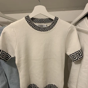 Topp - Säljer denna super snygga tröj/toppen köpt på raglady🫶🏽 använt 2 -3 ggr sitter som en vanlig S Nypris: 400kr