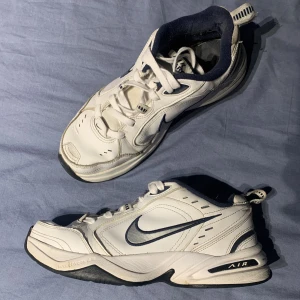 Nike Air Monarch IV - Snygga Nike Air Monarch IV. Har haft dom ett tag så dom har några små skavanker men är ändå i bra skick och hyfsat vita!!