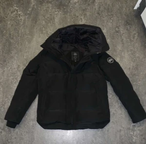 Canada gosse black label macmillian -  ”Canada Goose Black Label Macmillan” Storlek M Skick 9,5/10 Fräsh jacka!!! Tags påse medföljer, Pris 3000kr Möts i Västerås, Fraktar över hela Sverige med Spårbar frakt (Skicka Lätt 2KG) Extrakodstnad (109kr) Hör av er för mer info / 