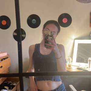 Svinsnyggt linne - Säljer mitt jätte fina brandy Melville linne som är i färgen smutsblå😊 jätte fint linne som tyvärr inte kommer till användning använd en gång!❤️ storleken är one size så passar de flesta💗 gör av er vid frågor eller annat!