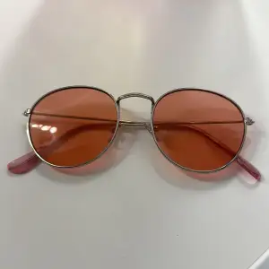 Rosa solglasögon från glitter. Säljer då dom inte kommer till användning 💗
