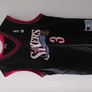 Allen Iverson nba sicers linne storlek Medium, knappt använd och har ingen slitnad, PAKETET KAN SKICKAS