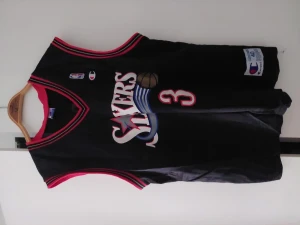 Sixers Allen Iverson nba linne - Allen Iverson nba sicers linne storlek Medium, knappt använd och har ingen slitnad, PAKETET KAN SKICKAS