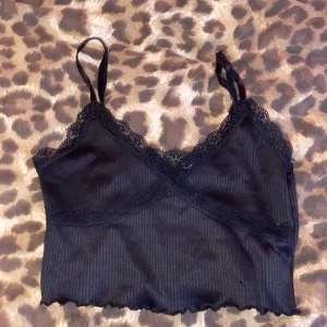 Svart linne - Svart linne med spets den är oanvänd och i nytt skick. 