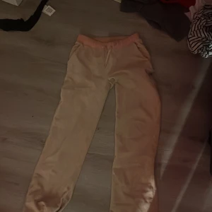 Juciy counture byxor  - Hej säljer ett par juciy counture byxor då dom blivit för små. Storlek xs och är verkligen jättefina!! Använt 10 gånger eller nåt men ser helt nya ut i verkligheten!!❤️ Skriv om ni är intresserade 