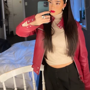 Röd skinnjacka - Röd skinnjacka som jag köpte på second hand i bra skick nästan som ny! Storlek s men större i storleken sitter oversized på mig som är ca 160! 💕