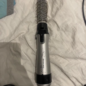 varmluftsborste  - Superbra varmluftsborste som gör håret superfint med blowout, lik revlons varmluftsborste,