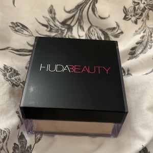 Huda beauty settings power  - Huda beauty settings powder i färgen banana bread. Används 1 gång  
