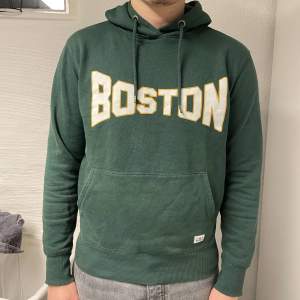 Säljer min snygga Boston Vintage hoodie, då den inte längre kommer till användning. Sparsamt använd. Pris: 149. Storlek M. Skriv privat vid intresse🌟