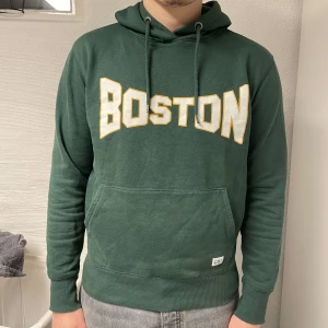 Boston vintage hoodie - Säljer min snygga Boston Vintage hoodie, då den inte längre kommer till användning. Sparsamt använd. Pris: 149. Storlek M. Skriv privat vid intresse🌟