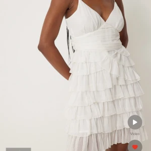 SÖKER!! VIT KLÄNNING NAKD - Söker någon utav dessa två klänningar ifrån NA-KD. I storlek 36 eller 38.