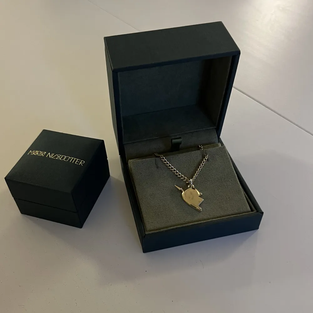 Funderar på att sälja mitt älskade ”you and me” halsband från Maria Nilsdotter i guld❤️Köpt förra året i butiken på nk i Stockholm. Standard längden . Asusteet.