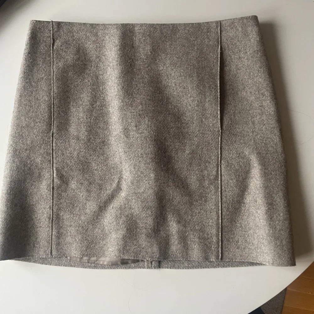 Super gullig grå/beige ull minikjol av hög kvalitet med fickor!💗  Köpare står för frakt💗. Kjolar.