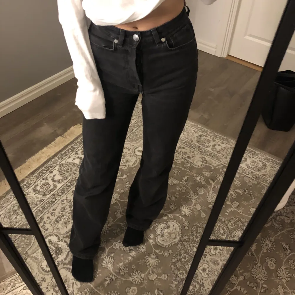 Super fina jeans från Bikbok, i modellen Regular Wide. höga i midjan och perfekt passform både fram och baktill. Storlek 24, lägnd 32. Väldigt bra och långa i benen på mig som är 169cm lång. Nypris 599kr💞. Jeans & Byxor.