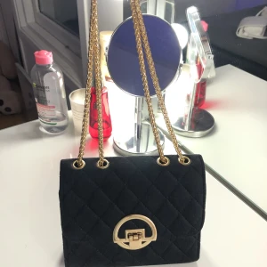 SVART VÄSKA - Säljer denna fina svarta väska då den kommer ej till användning, inga rostiga kedjor allt och fortfarande helt ny❤️